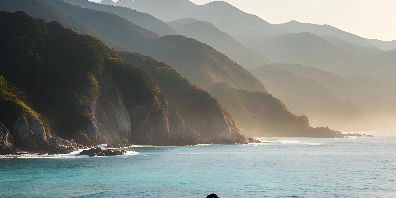 和歌山県南紀の海岸線と山並みを望む撮影候補地、現地確認に訪れたスタッフの後ろ姿